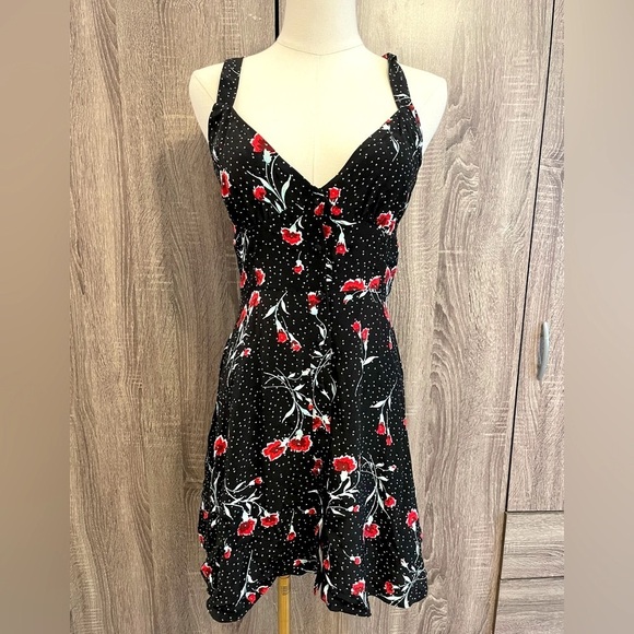 Free People Dresses & Skirts - FREE PEOPLE Cute Black & Red Floral Dress w/ peephole twisted back.